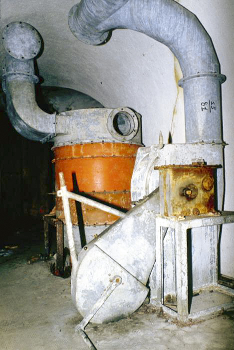 Ligne Maginot - COL DES BANQUETTES (EO7) - (Abri actif) - Le système en mode 'Pédalier'.
Les manivelles sont normalement remplacées par un pédalier et une selle est mise en place sur le support prévu à cet effet - LOVINY Alain