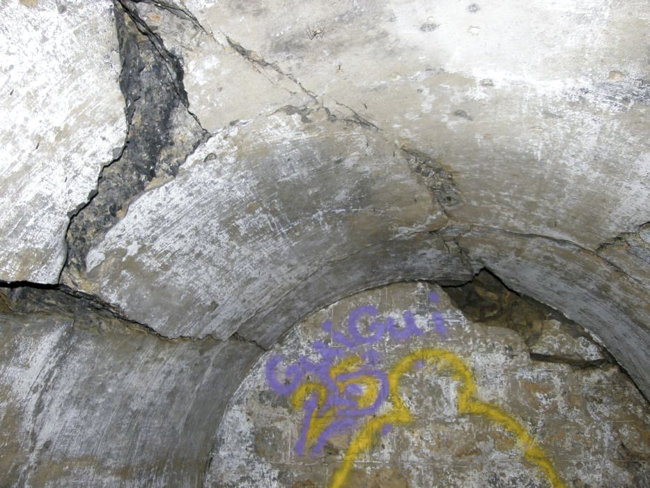 Ligne Maginot - COL DES BANQUETTES (EO7) - (Abri actif) - Dégâts causés à un petit local par les tirs  d'artillerie (américains?) - LOVINY Alain
