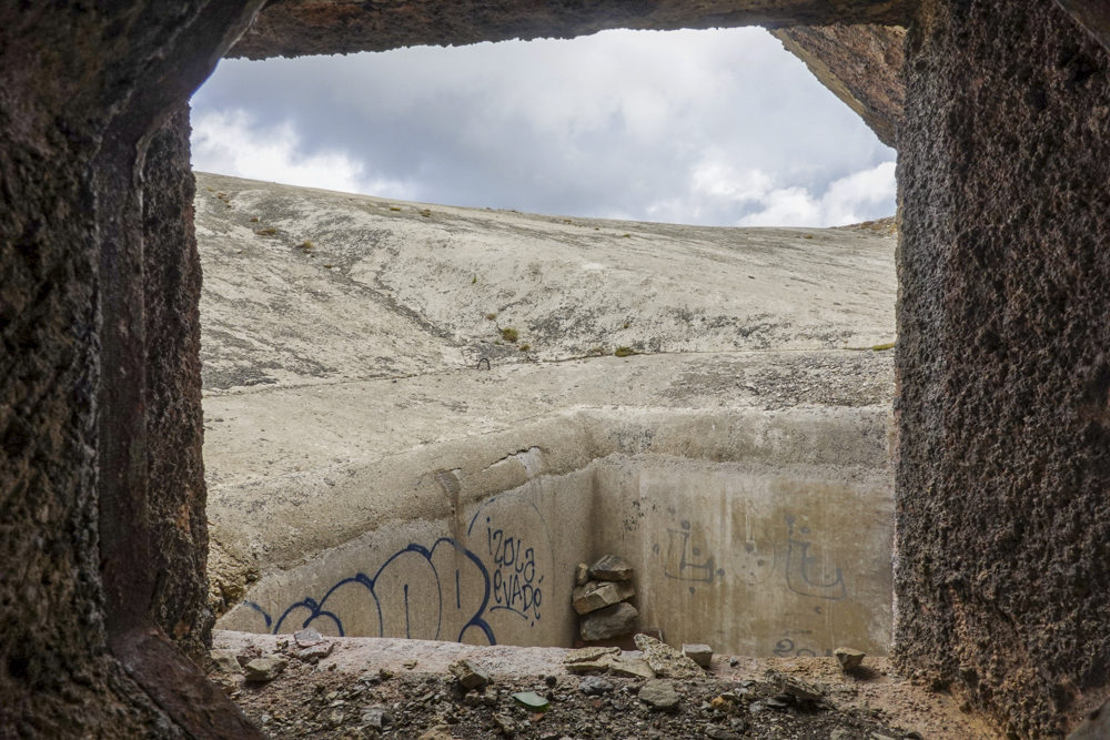 Ligne Maginot - RESTEFOND - (Ouvrage d'artillerie) - Vue à travers le créneau FM couvrant le fossé diamant au pied du mortier de 75 mle 31  - Michel Teiten