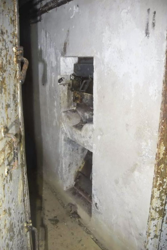 Ligne Maginot - OBERHEIDE - A14 - (Ouvrage d'infanterie) - Casemate nord - Créneaux FM, pour la défense du fossé (bas) diamant et la défense rapprochée (haut) - D.Froehly