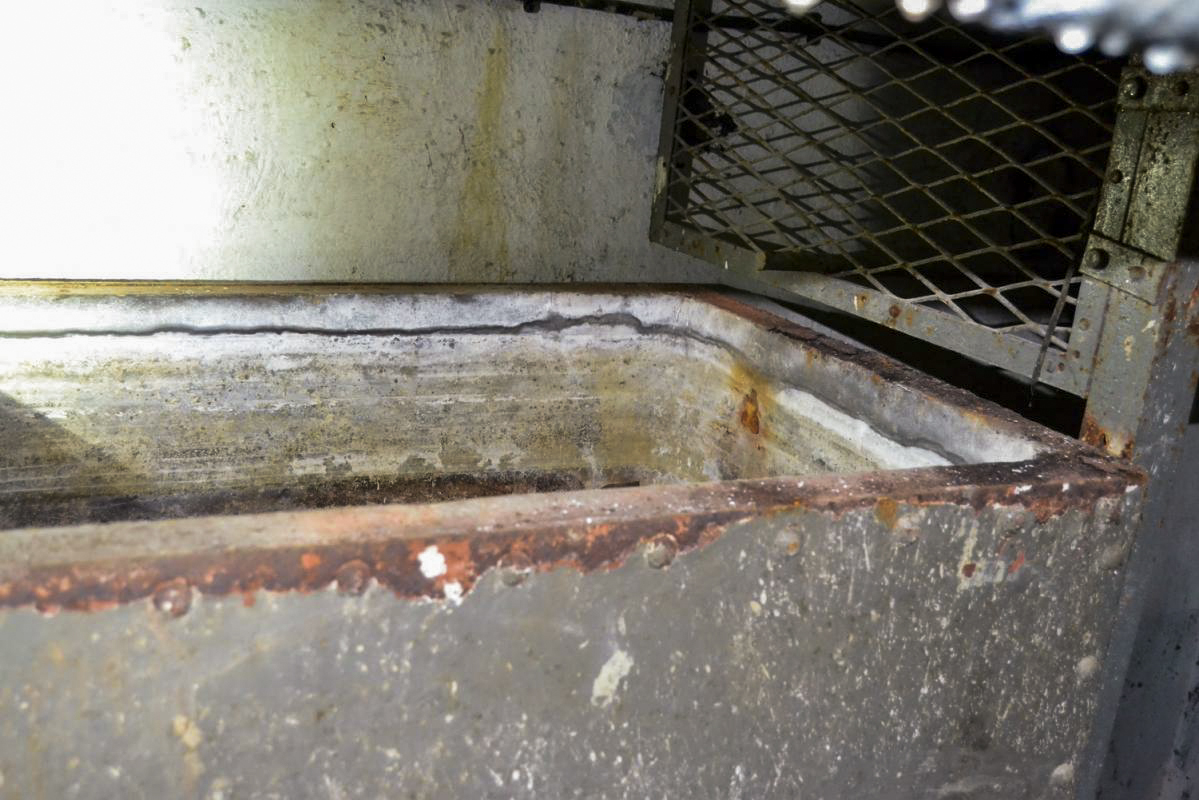 Ligne Maginot - OBERHEIDE - A14 - (Ouvrage d'infanterie) - Réservoir d'eau au sous-sol de la chambre de tir Nord-Ouest, vu de l'escalier reliant les deux niveaux. Remarquer l'enduit intérieur 'standard' en mortier de ciment très riche et armé, de 6 cm en protection intérieure contre la corrosion. - Jules MATHIEU