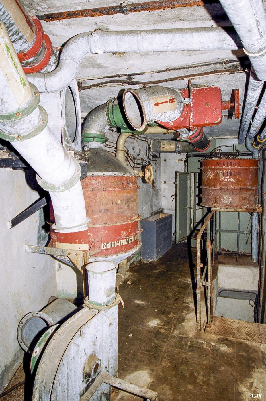 Ligne Maginot - OBERHEIDE - A14 - (Ouvrage d'infanterie) - Filtre et ventilation dans la chambre de la cloche GFM nord (haute) - Lia VERMEULEN