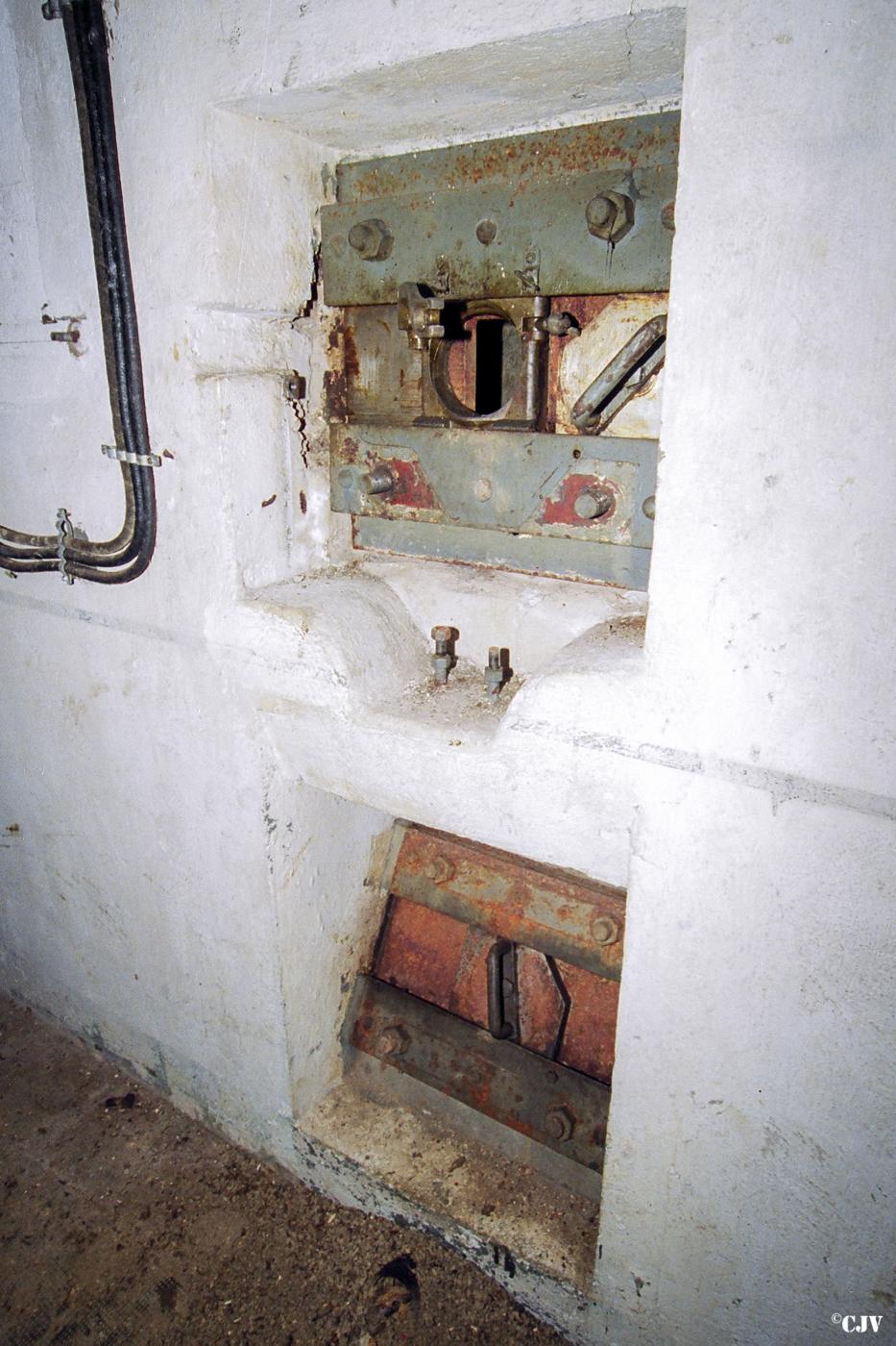 Ligne Maginot - OBERHEIDE - A14 - (Ouvrage d'infanterie) - Créneau pour FM de façade et créneau pour FM de pied pour la couverture du fossé - Lia VERMEULEN