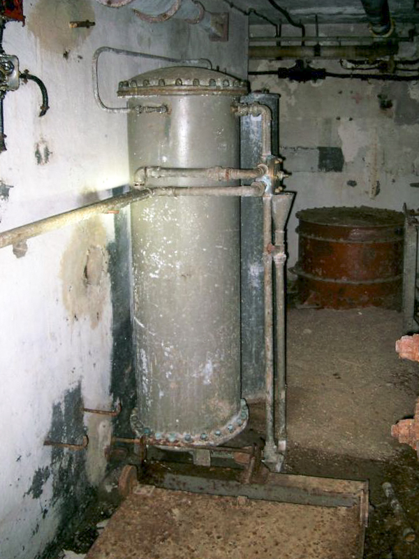Ligne Maginot - OBERHEIDE - A14 - (Ouvrage d'infanterie) - Appareil déferriseur et adoucisseur devant le couvercle du puits. 
L'adoucisseur, semble similaire à celui de ses voisins X14 et A16.