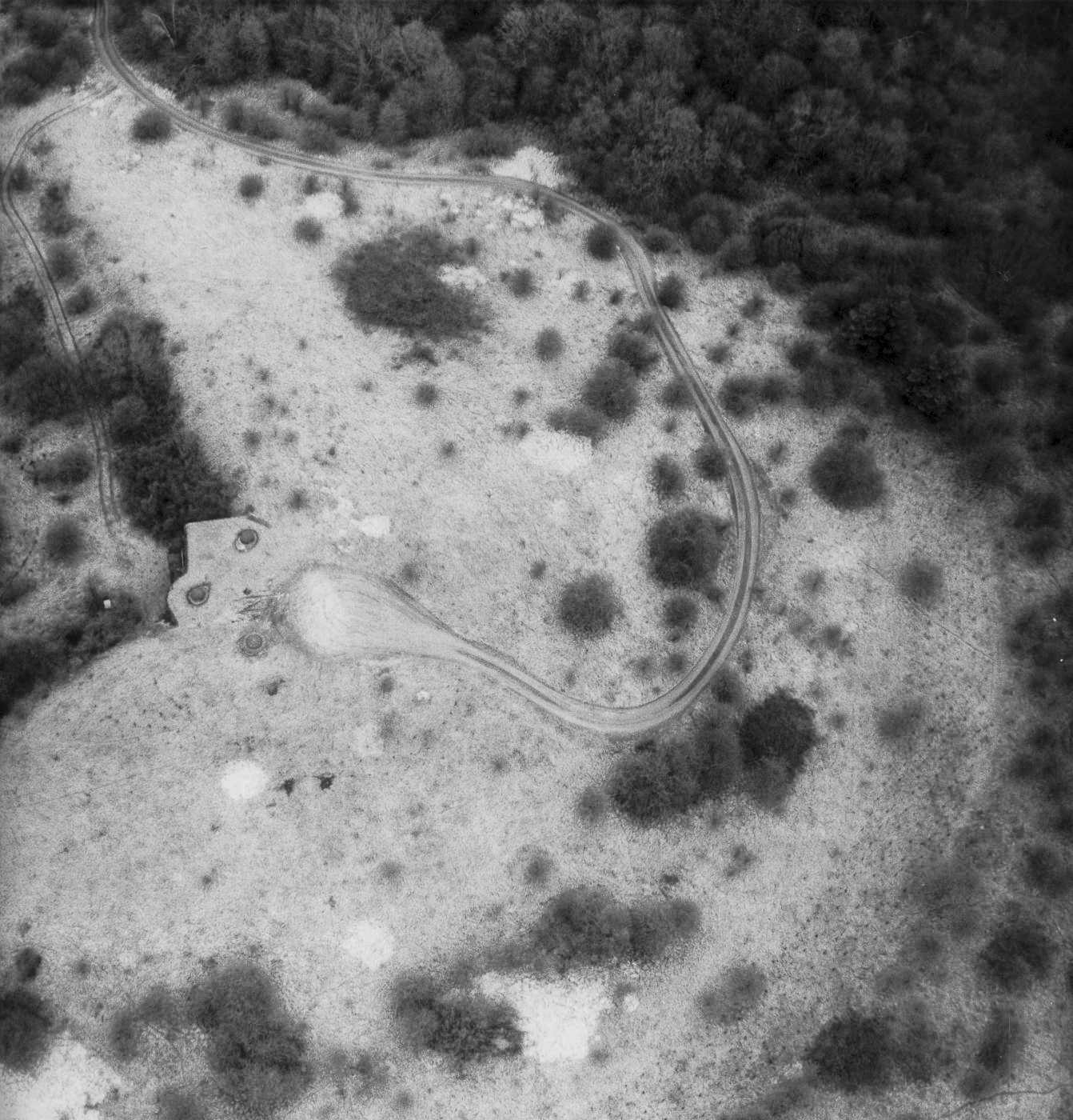 Ligne Maginot - ROCHONVILLERS - A8 - (Ouvrage d'artillerie) - Photo aérienne de l'ouvrage en 1997
Bloc 8 - Inconnu