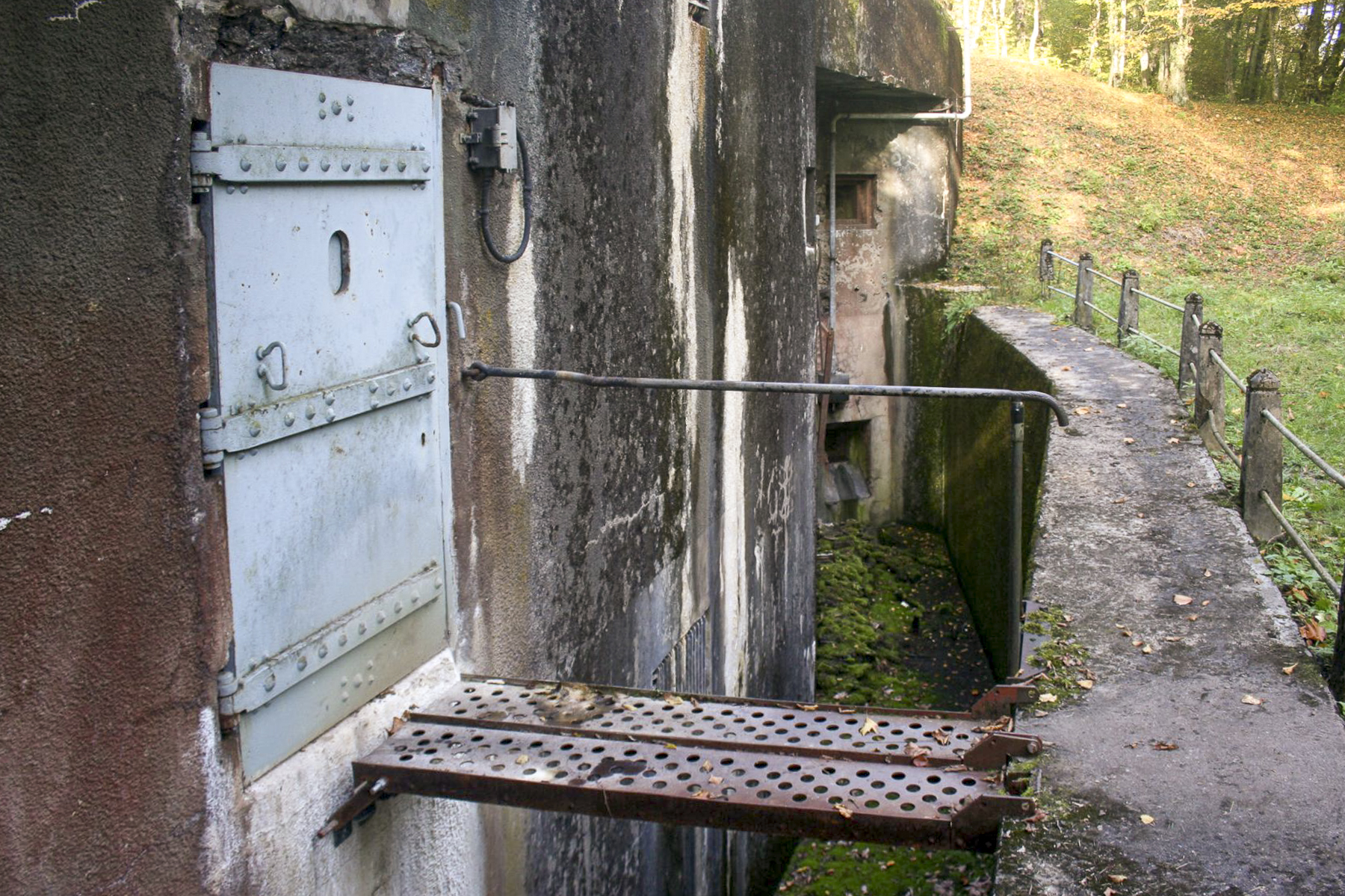 Ligne Maginot - BOIS DE CATTENOM - X14 - (Abri) - Entrée gauche
Passerelle escamotable en place au-dessus du fossé diamant - Michel Teiten