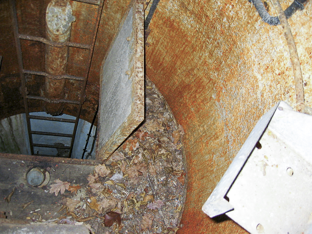Ligne Maginot - BOIS KARRE - X12 - (Abri) - Intérieur de l'une des deux cloches avec son plancher encore en place - Michel Teiten