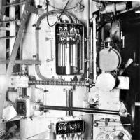 Ligne Maginot - Tourelle modèle 1932 pour deux mortiers de 81 mm - Boitier ds frotteurs verticaux.
Eclairage (110V continu), téléphone (non utilisé ?), puissance moteurs (110V continu)