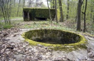 Ligne Maginot - CT58 - (Cuve pour arme d'infanterie) - Noter le bloc Cb249 à l'arrière-plan