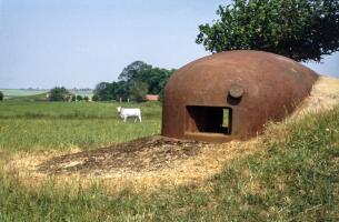 Ligne Maginot - FERME CHAPPY - A1 - (Ouvrage d'infanterie) - Bloc 2
Cloche GFM
A l'arrière plan le bloc 1