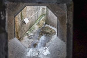 Ligne Maginot - OBERROEDERN SUD - RIEFFEL - (Casemate d'infanterie - Double) - Chambre de tir sud
Fossé diamant vu à travers le créneau FM 