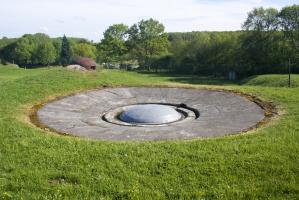 Ligne Maginot - IMMERHOF - A10 - (Ouvrage d'infanterie) - Bloc 3
Cloche GFM et tourelle de 81. A l'extrême gauche, on voit l'une des deux cloches GFM de l'entrée mixte.