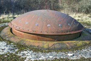 Ligne Maginot - SOETRICH - A11 - (Ouvrage d'artillerie) - Bloc 5
Tourelle de 75 du bloc. On devine les traces d'un essai de charge creuse sur le sommet de celle-ci.