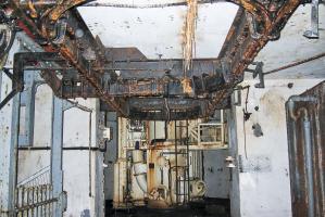 Ligne Maginot - SOETRICH - A11 - (Ouvrage d'artillerie) - Bloc 6
Etage intermédiaire de la tourelle (en arrière-plan), monte-charge à gauche et le monorail Tourtellier au plafond