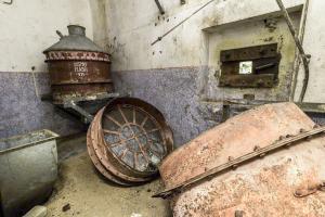 Ligne Maginot - MONT DES WELCHES - X25 - (Abri) - Restes de l'installation de filtrage de l'air.
Visiblement sans intérêt pour les récupérateurs de métaux , ces éléments font partie des seuls restant encore sur place