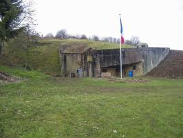Ligne Maginot - SENTZICH - A16 - (Ouvrage d'infanterie) - Vue sur l'ensemble de la casemate sud, la chambre de tir a droite (JM/AC37), au sommet on peut voir la tourelle de mitrailleuses en position dite de batterie