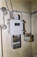Ligne Maginot - SENTZICH - A16 - (Ouvrage d'infanterie) - Casemate Nord
Système d'alimentation électrique spécifique pour l'éclairage de la cloche GFM utilisée comme observatoire d'artillerie. Ce système permettait de faire varier l'intensité lumineuse dans la cloche et assurait l'alimentation sur batteries meme en cas de coupure du réseau électrique 