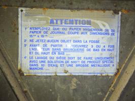 Ligne Maginot - ROUTE DU LUXEMBOURG - X9 - (Abri) - Latrines
Plaque émaillée mode d'emploi de la fosse Asepta