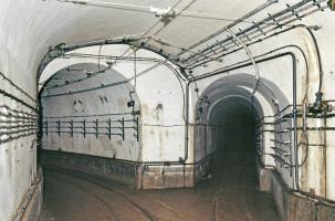 Ligne Maginot - ROCHONVILLERS - A8 - (Ouvrage d'artillerie) - Galerie principale au niveau du sous-station A.
Vers bloc 3 gauche et bloc 1 droite