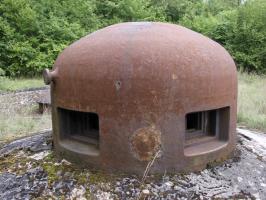 Ligne Maginot - METRICH - A17 - (Ouvrage d'artillerie) - Bloc 11
Cloche GFM.
Encore une fois, on distingue parfaitement les réparations effectuées à la suite des essais à l'explosif à charge creuse.