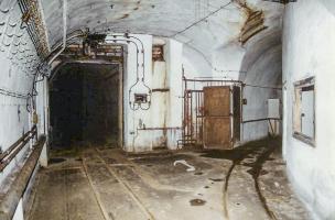 Ligne Maginot - METRICH - A17 - (Ouvrage d'artillerie) - La galerie principale, porte blindée et accès au garage des locotracteurs 