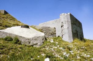 Ligne Maginot - COL DE RAUS (CR) - (Ouvrage d'infanterie) - Bloc 4 et bloc 2 au second plan
