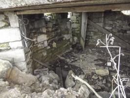 Ligne Maginot - MM273 - LE RATENTOUT EST - (Casemate d'artillerie) - Vue de l'intérieur depuis le créneau du canon.
La porte (d'origine ?? ) est dans le fond à gauche. La construction semble être une réutilisation d'une batisse ( cabane en pierre ) on voit un orifice comblé par un mur de pierre et béton ( 15 cm d'épaisseur ) 