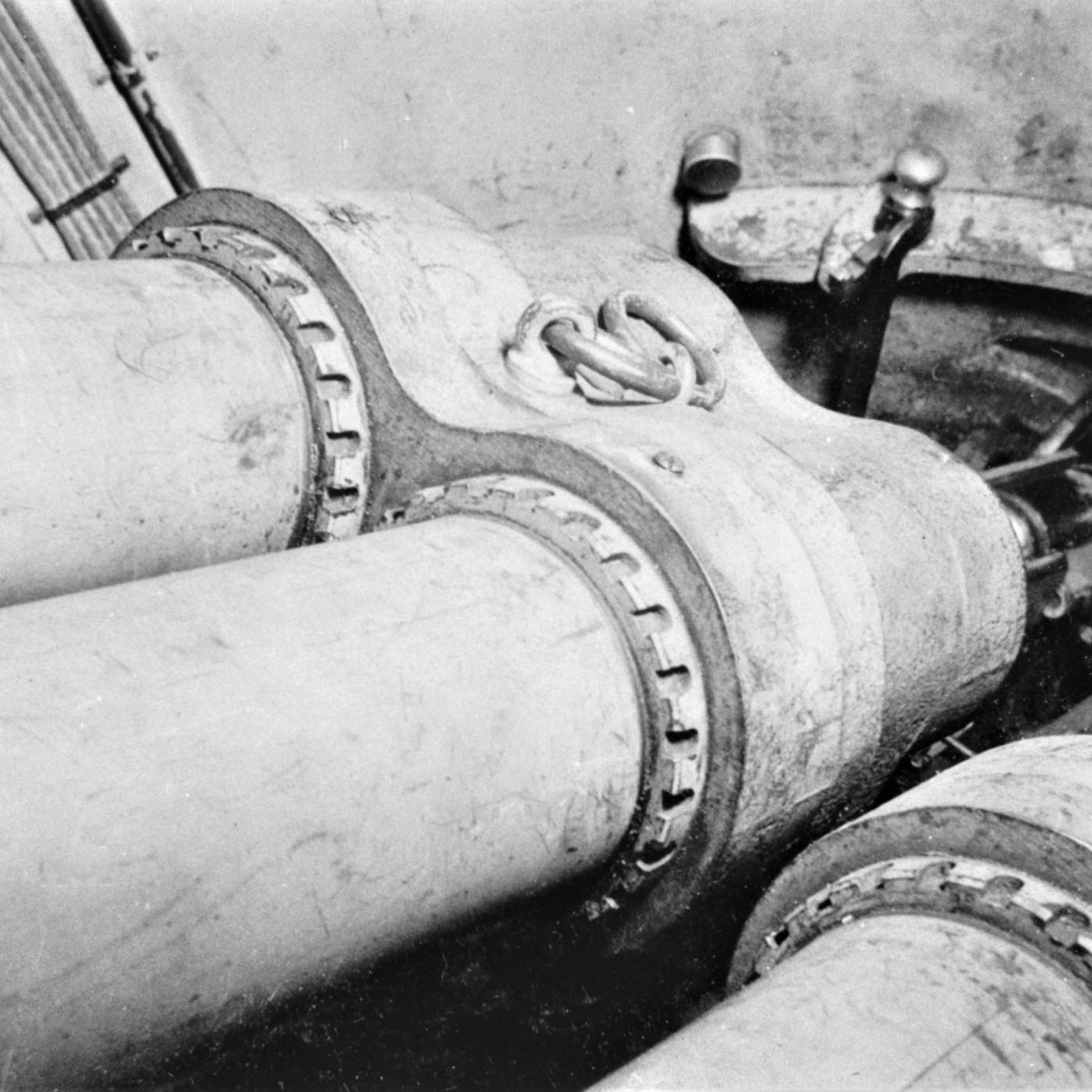 Ligne Maginot - HACKENBERG - A19 - (Ouvrage d'artillerie) - Bloc 10 - la tourelle de mortiers de 81 mm
Étage supérieur, Extrémité des deux tubes de détente des mortiers et culasses - Inconnu