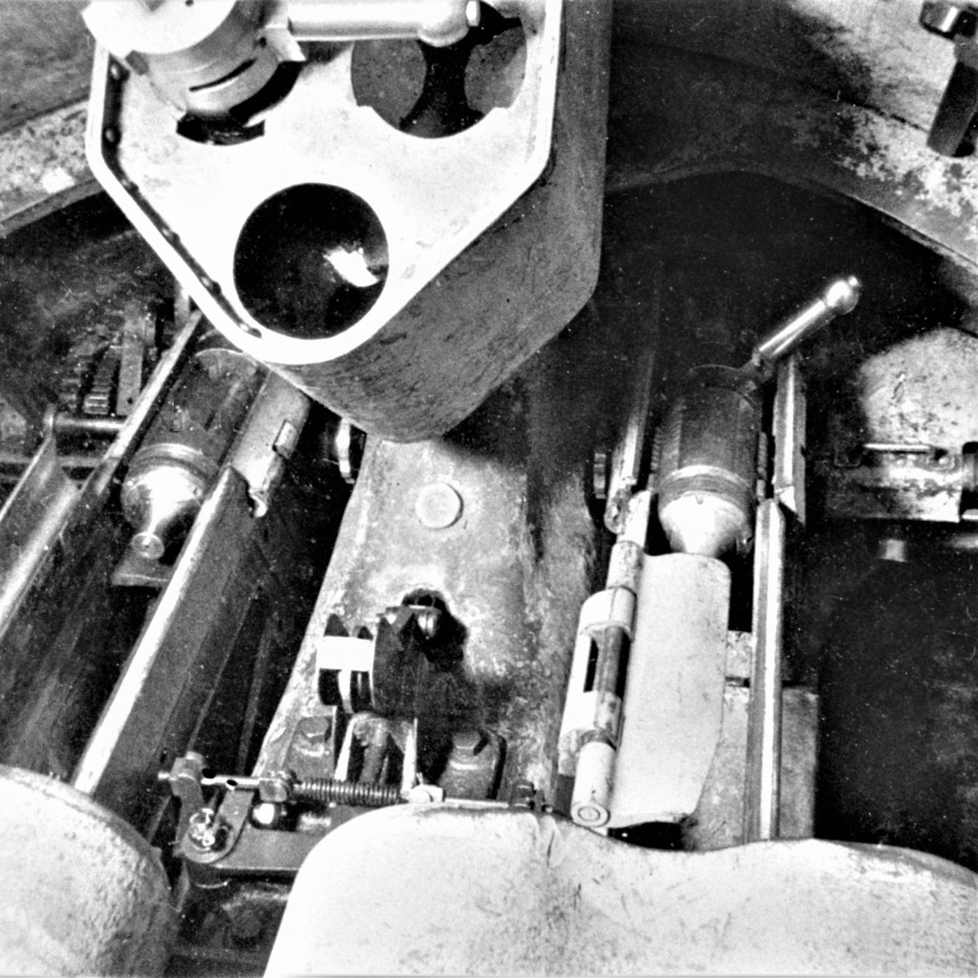 Ligne Maginot - HACKENBERG - A19 - (Ouvrage d'artillerie) - Bloc 10 - la tourelle de mortiers de 81 mm
Étage supérieur, Culasses et goulottes de chargement des deux tubes. Les culasses sont en position 'Chargement' et une culasse de rechange est rangée dans son support - Inconnu