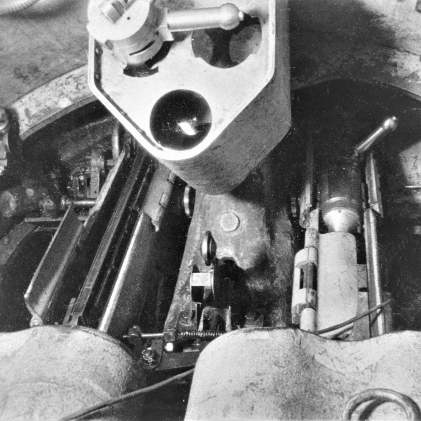 Ligne Maginot - HACKENBERG - A19 - (Ouvrage d'artillerie) - Bloc 10 - la tourelle de mortiers de 81 mm
Étage supérieur, Culasses et goulottes de chargement des deux tubes. La culasse de gauche est en position de tir et une culasse de rechange est rangée dans son support - Inconnu
