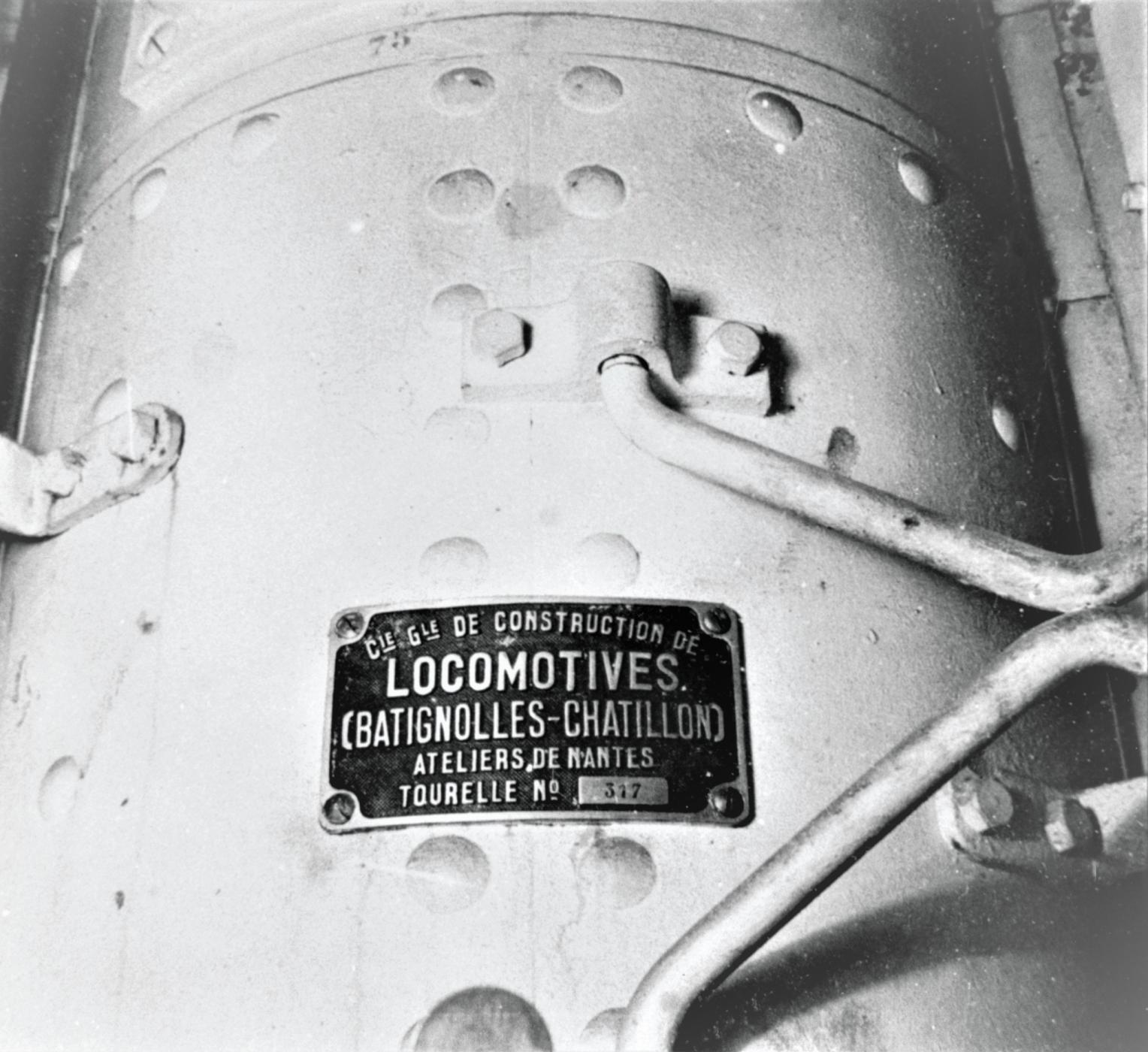 Ligne Maginot - HACKENBERG - A19 - (Ouvrage d'artillerie) - Bloc 10 - Tourelle de mortiers de 81 mm
La plaque constructeur fixée sur le fut de la tourelle  - Inconnu