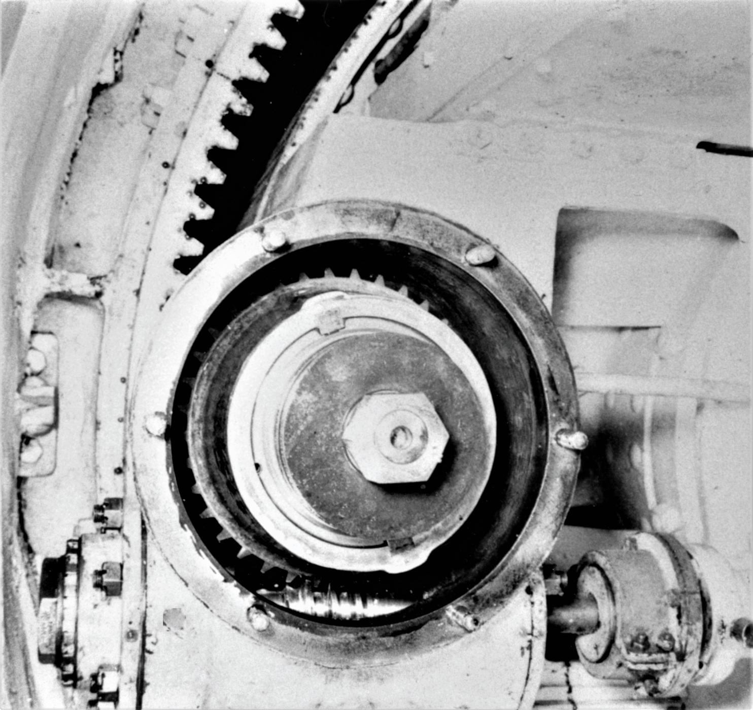 Ligne Maginot - Tourelle modèle 1932 pour deux mortiers de 81 mm - Hackenberg bloc 10
Le réducteur du pignon de rotation ouvert