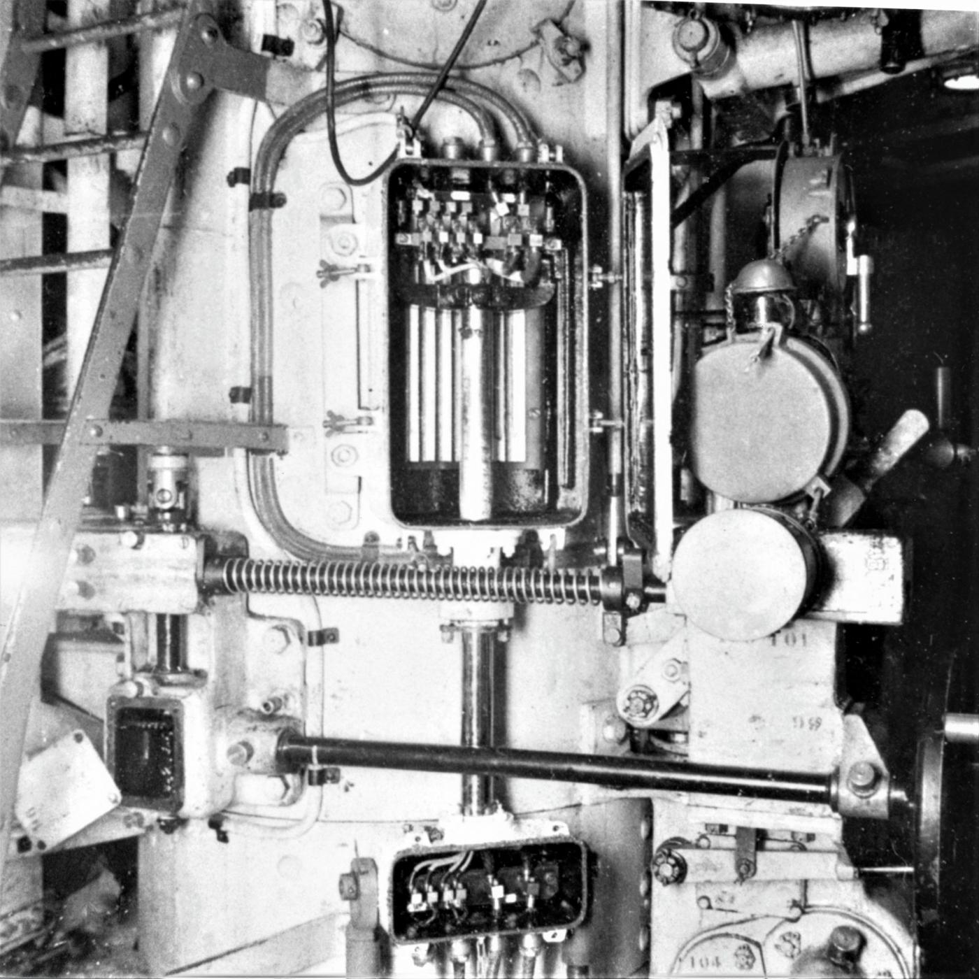 Ligne Maginot - Tourelle modèle 1932 pour deux mortiers de 81 mm - Boitier ds frotteurs verticaux.
Eclairage (110V continu), téléphone (non utilisé ?), puissance moteurs (110V continu)