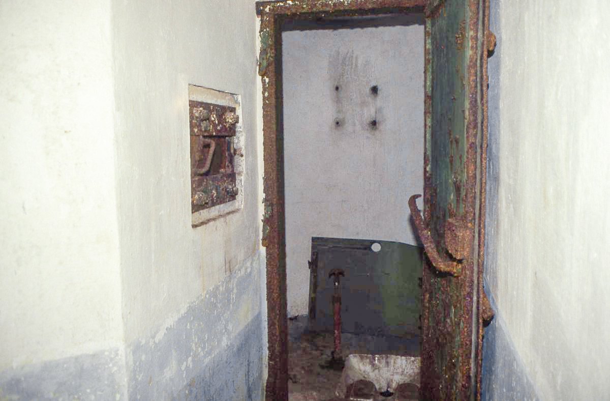 Ligne Maginot - COUME - A 31 - (Ouvrage d'infanterie) - Bloc 1
Créneau FM de défense de l'issue de secours et latrines - Valentin Hemmert
