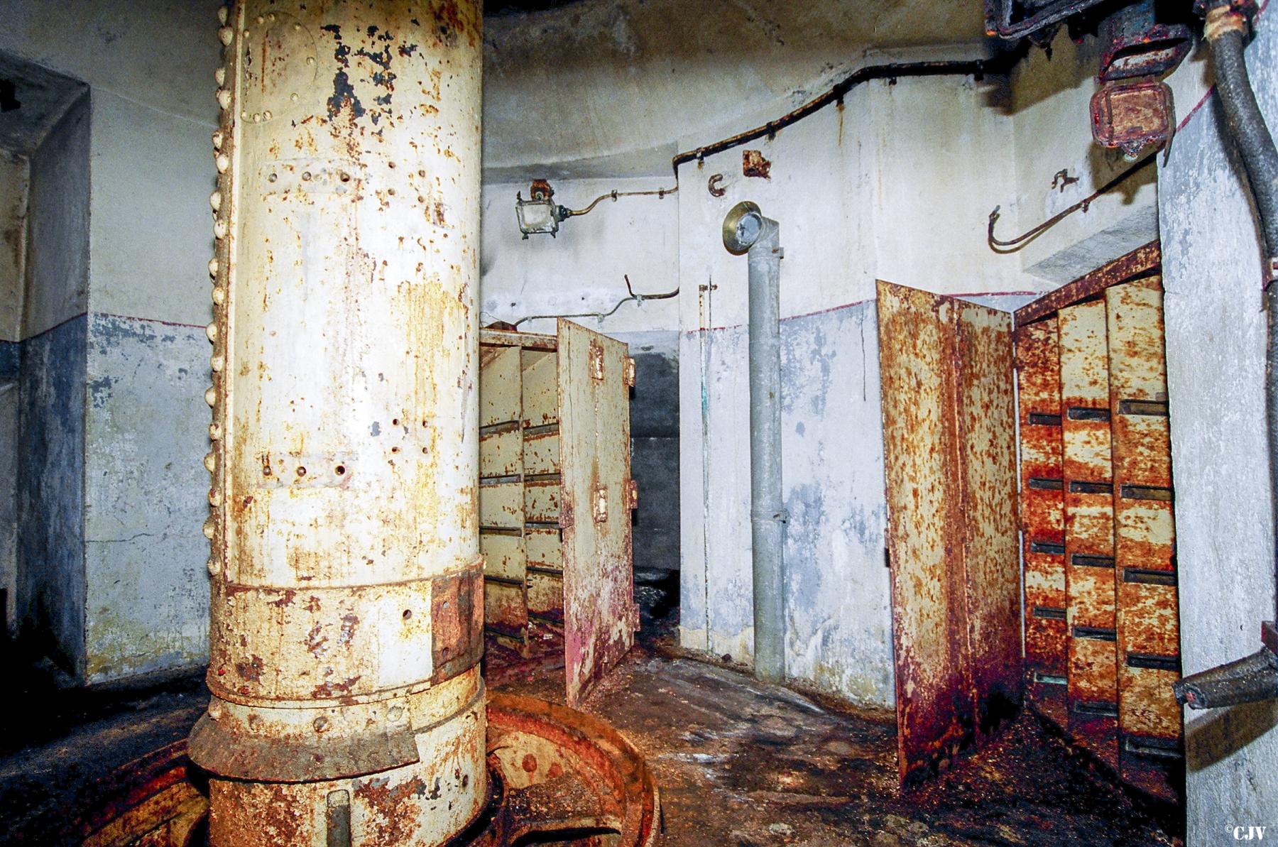 Ligne Maginot - COUME - A 31 - (Ouvrage d'infanterie) - Bloc 2
Tourelle de mitrailleuses - Lia VERMEULEN