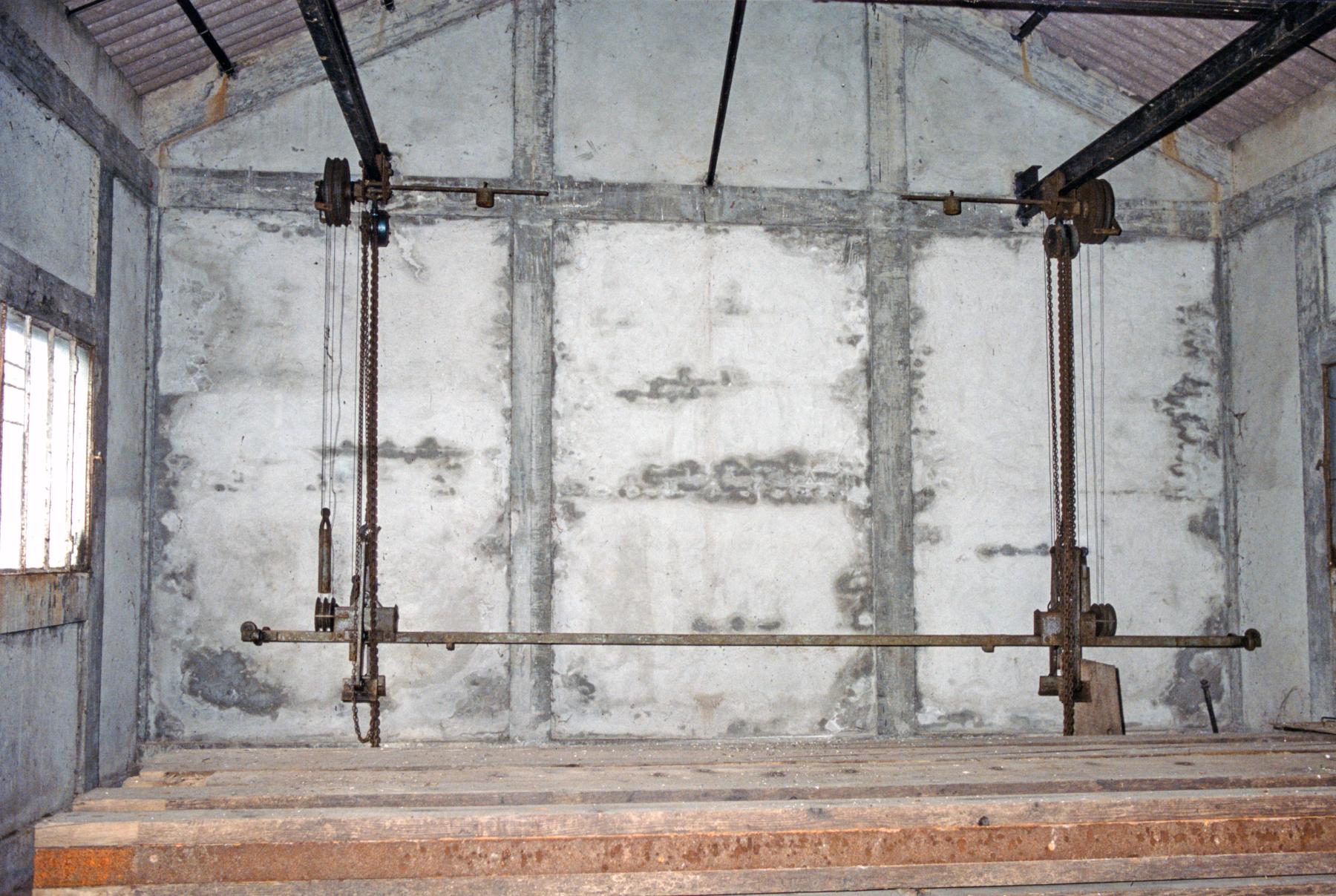 Ligne Maginot - RESERVOIR DE DIEFENBACH - (Inondation défensive) - Le local des vannes avec l'installation pour hisser les poutres - MANSUY Michel