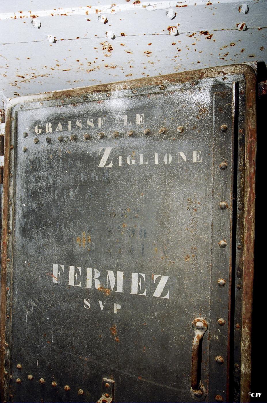 Ligne Maginot - ZIGLIONE (Casemate d'infanterie) - Indications sur la porte - Lia VERMEULEN