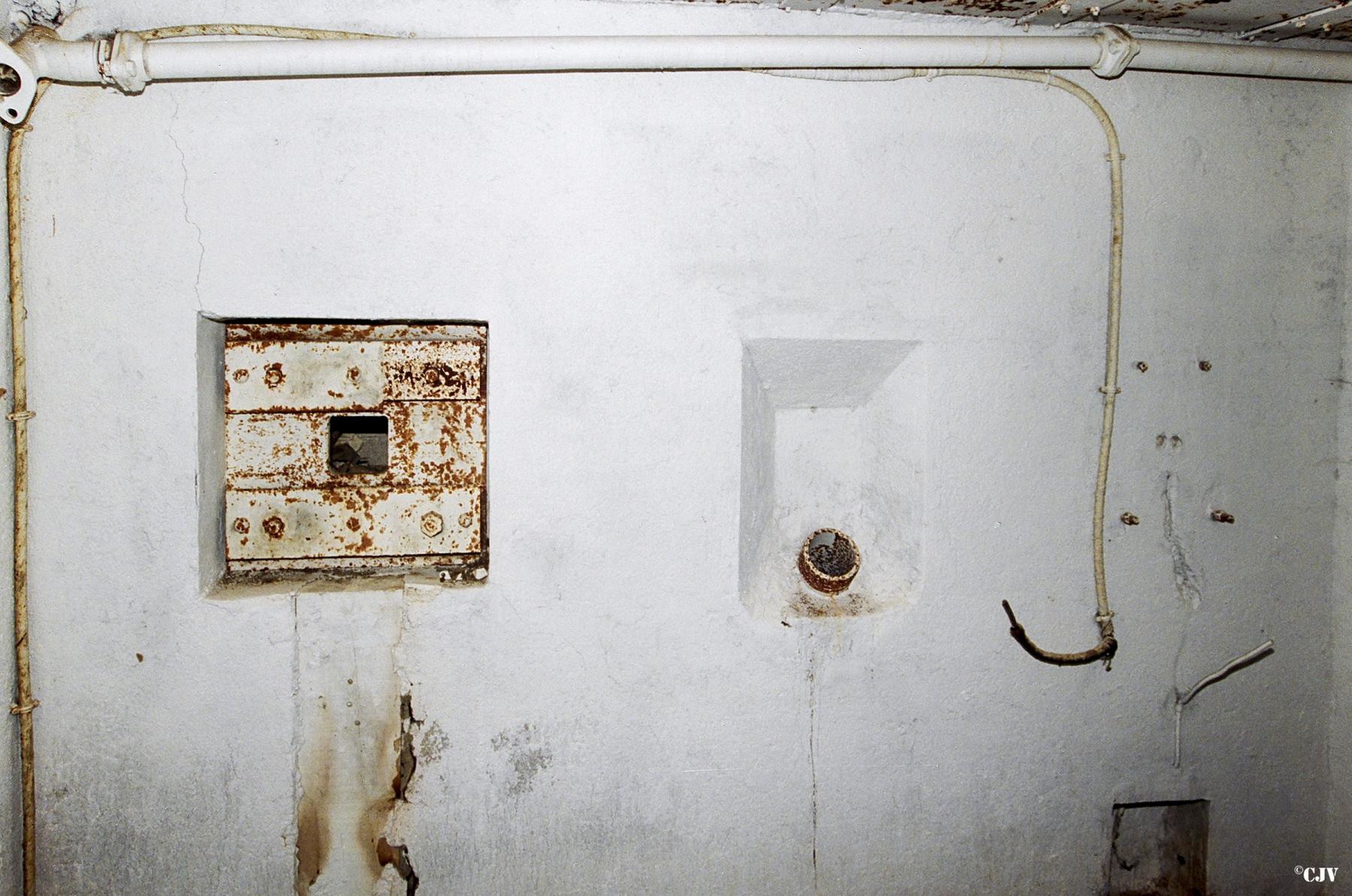 Ligne Maginot - ZIGLIONE (Casemate d'infanterie) - Le créneau pour FM et la goulotte lance-grenades. A droite les fixations d'un poste téléphonique étanche type TM 32 - Lia VERMEULEN