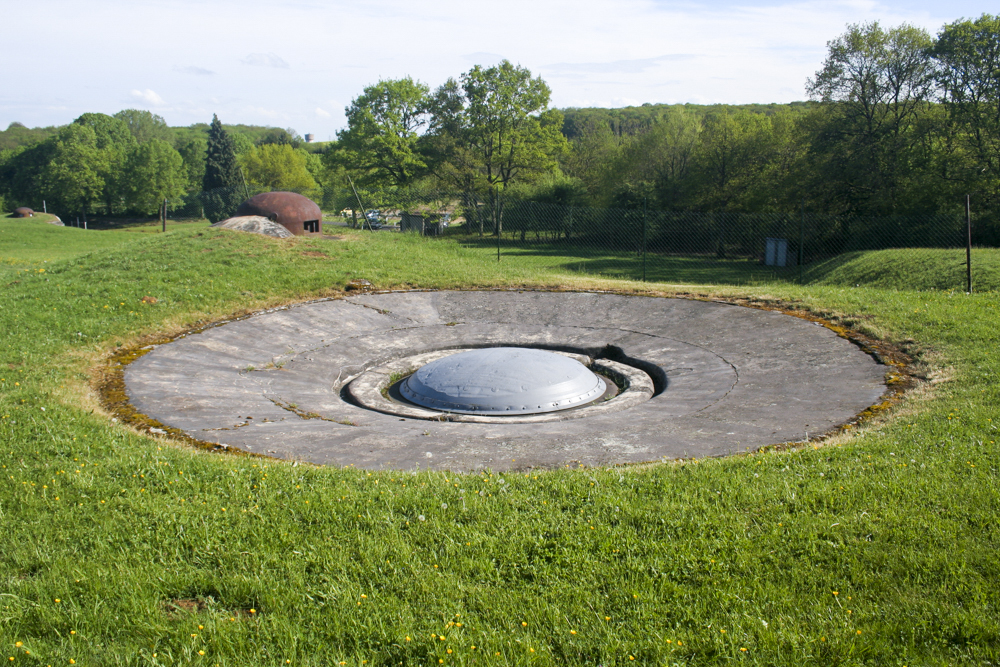 Ligne Maginot - IMMERHOF - A10 - (Ouvrage d'infanterie) - Bloc 3
Cloche GFM et tourelle de 81. A l'extrême gauche, on voit l'une des deux cloches GFM de l'entrée mixte. - Michel Teiten