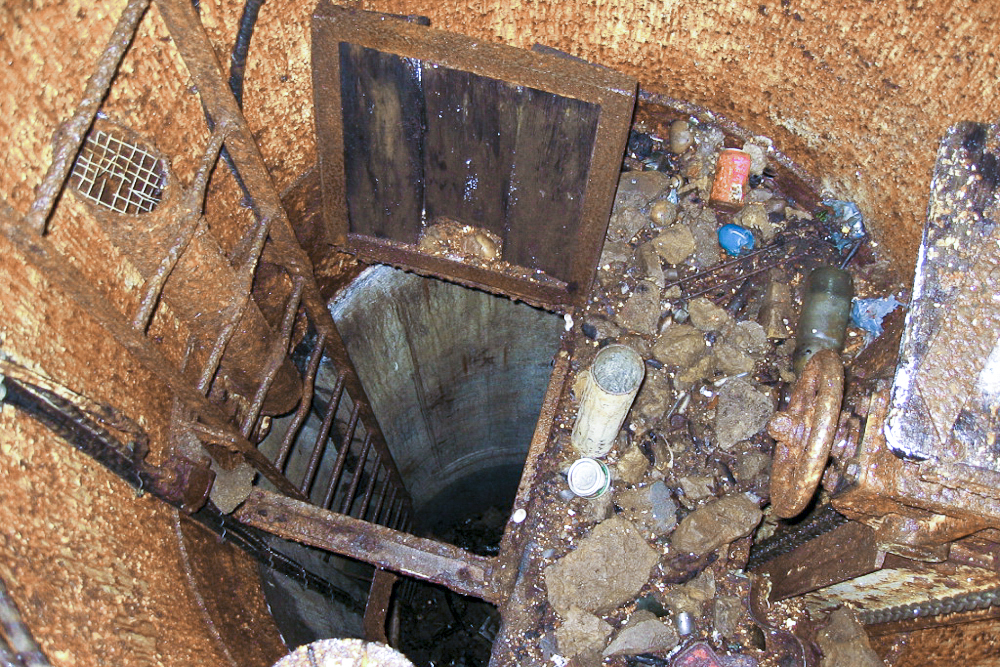 Ligne Maginot - MOLVANGE - A9 - (Ouvrage d'artillerie) - Bloc 10
Intérieur de la cloche GFM, envahi par la rouille - Michel Teiten