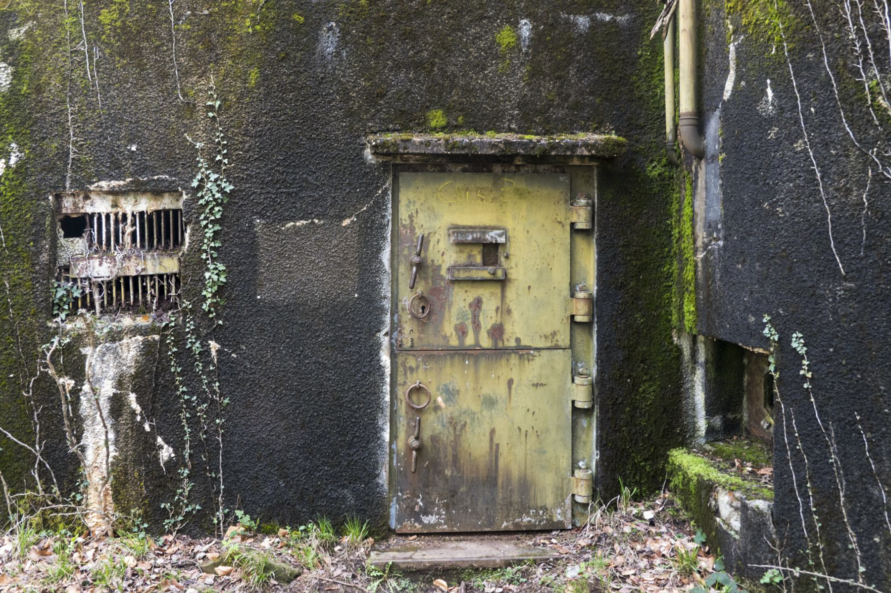 Ligne Maginot - HOCHWALD C3 - (Casemate d'infanterie - Double) - Entrée
Noter la porte blindée récupérée sur un ouvrage allemand du Westwall - Michel Teiten