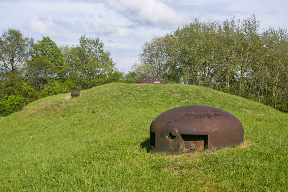 Ligne Maginot - IMMERHOF - A10 - (Ouvrage d'infanterie) - Cloche GFM factice entre les blocs 1 (visible à l'arrière-plan) et 2 - Michel Teiten