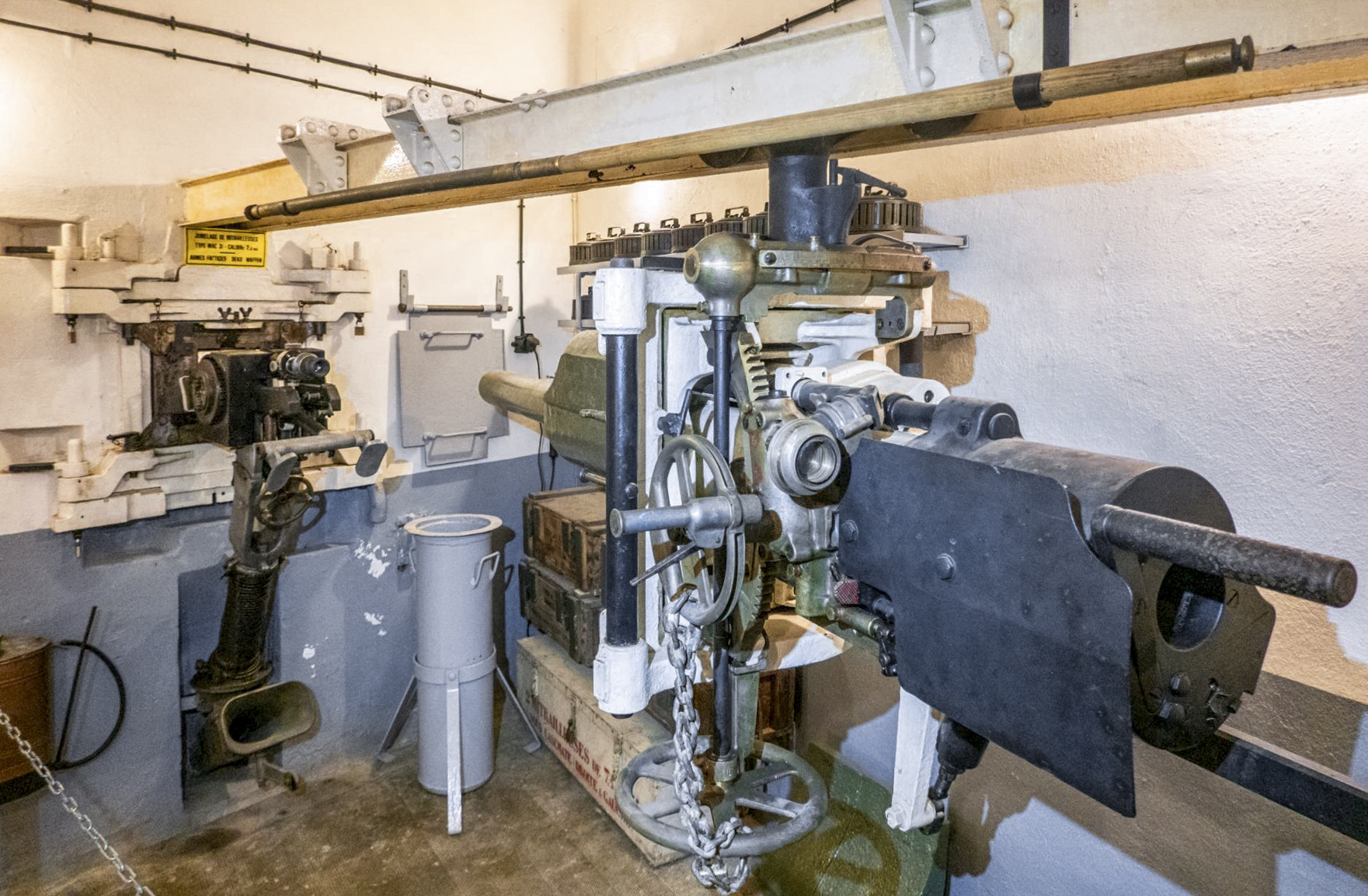 Ligne Maginot - SCHOENENBOURG - (Ouvrage d'artillerie) - Entrée des munitions
Chambre de tir avec le canon AC47 en position effacé et le jumelage de mitrailleuses Reibel en place dans le créneau - Michel Teiten