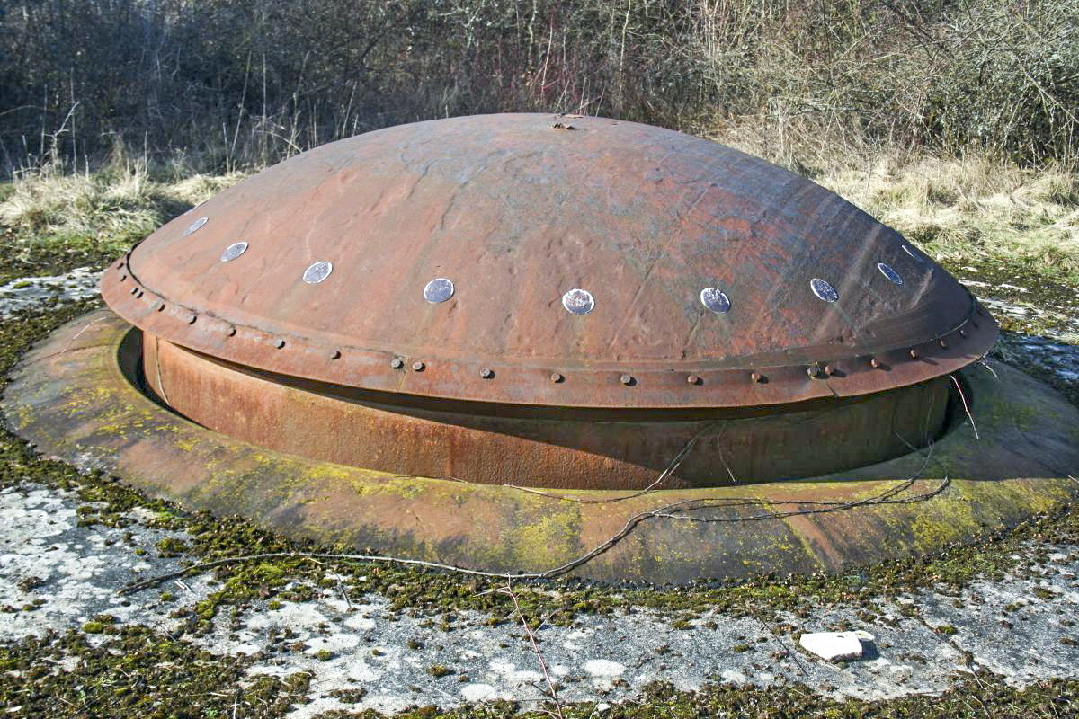 Ligne Maginot - SOETRICH - A11 - (Ouvrage d'artillerie) - Bloc 5
Tourelle de 75 du bloc. On devine les traces d'un essai de charge creuse sur le sommet de celle-ci. - Michel Teiten