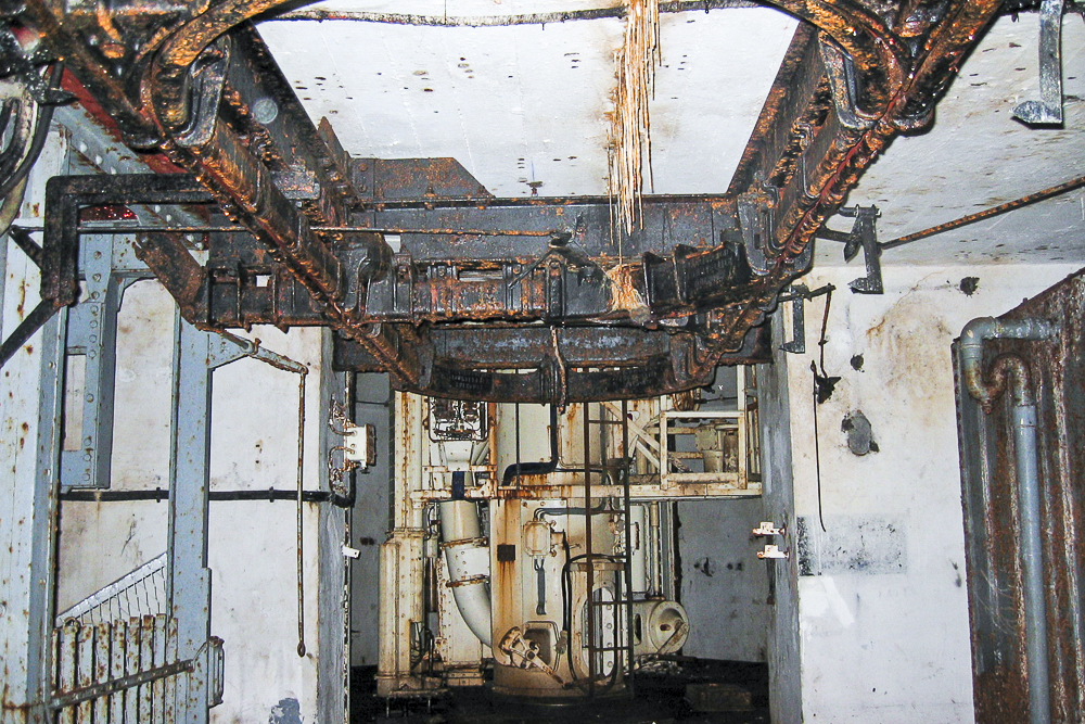 Ligne Maginot - SOETRICH - A11 - (Ouvrage d'artillerie) - Bloc 6
Etage intermédiaire de la tourelle (en arrière-plan), monte-charge à gauche et le monorail Tourtellier au plafond - Michel Teiten