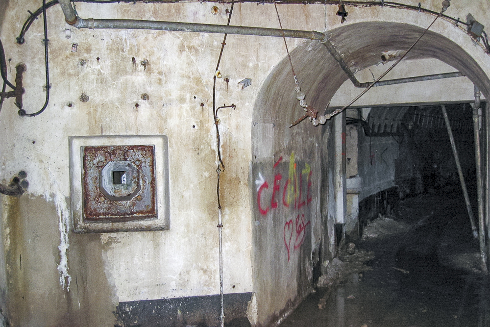 Ligne Maginot - SOETRICH - A11 - (Ouvrage d'artillerie) - Entrée munitions
Créneau de défense intérieure au pied de l'entrée et départ de la galerie - Michel Teiten