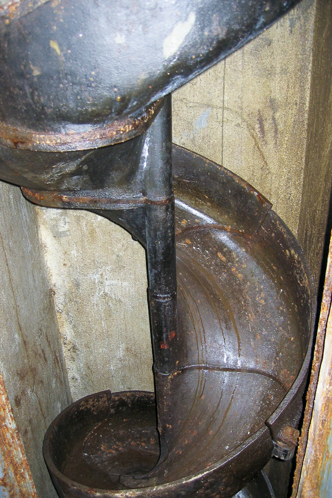 Ligne Maginot - SOETRICH - A11 - (Ouvrage d'artillerie) - Bloc 6
Gaine de descente des douilles de 75 - Michel Teiten
