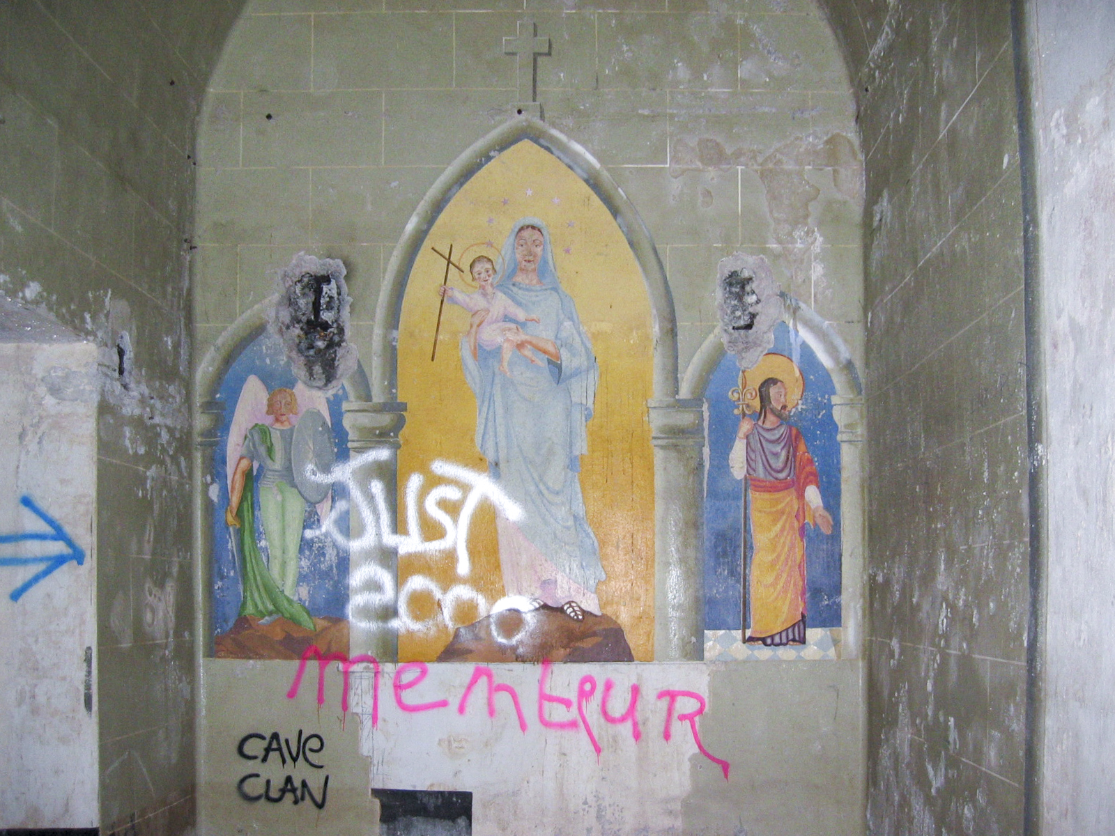Ligne Maginot - SOETRICH - A11 - (Ouvrage d'artillerie) - M1
Vue en 2004, la chapelle signée Charpentier et Tinet est au fond de la galerie droite du magasin. 
Elle a été profanée par des vandales au début des années 2000. - Michel Teiten