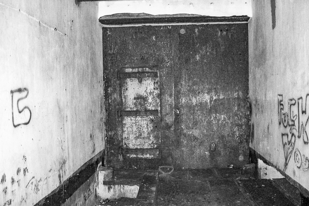 Ligne Maginot - SOETRICH - A11 - (Ouvrage d'artillerie) - Entrée munitions
Porte blindée et pont escamotable dans l'entrée, après la zone de déchargement - Michel Teiten