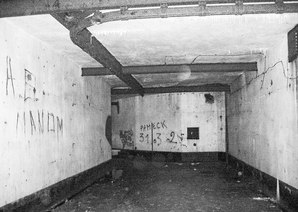 Ligne Maginot - SOETRICH - A11 - (Ouvrage d'artillerie) - Entrée munitions
Zone de déchargement des camions. Noter les ponts roulants et le créneau de défense intérieure en arrière-plan - Michel Teiten